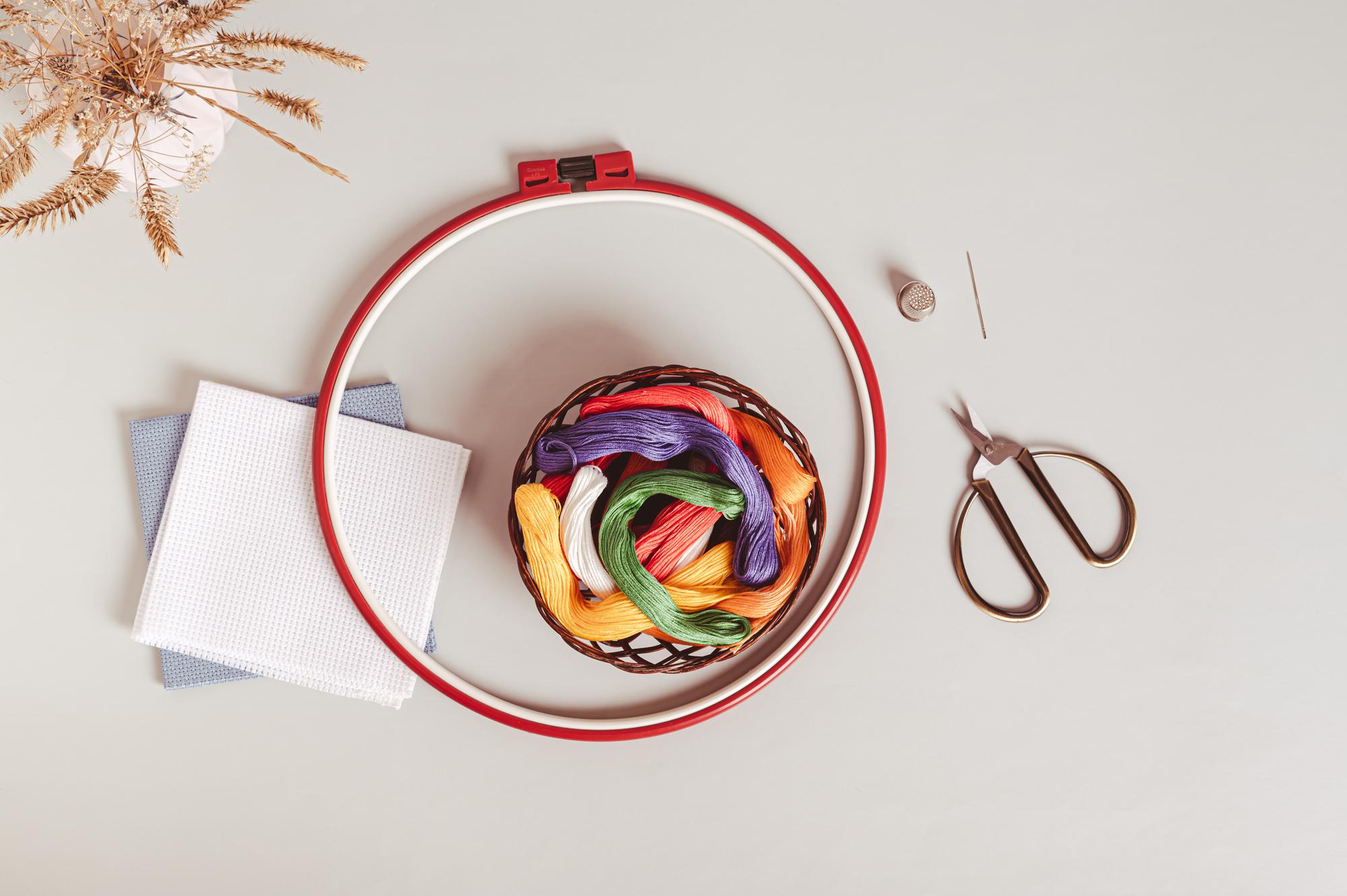 Spazio di lavoro con telaio e fili colorati